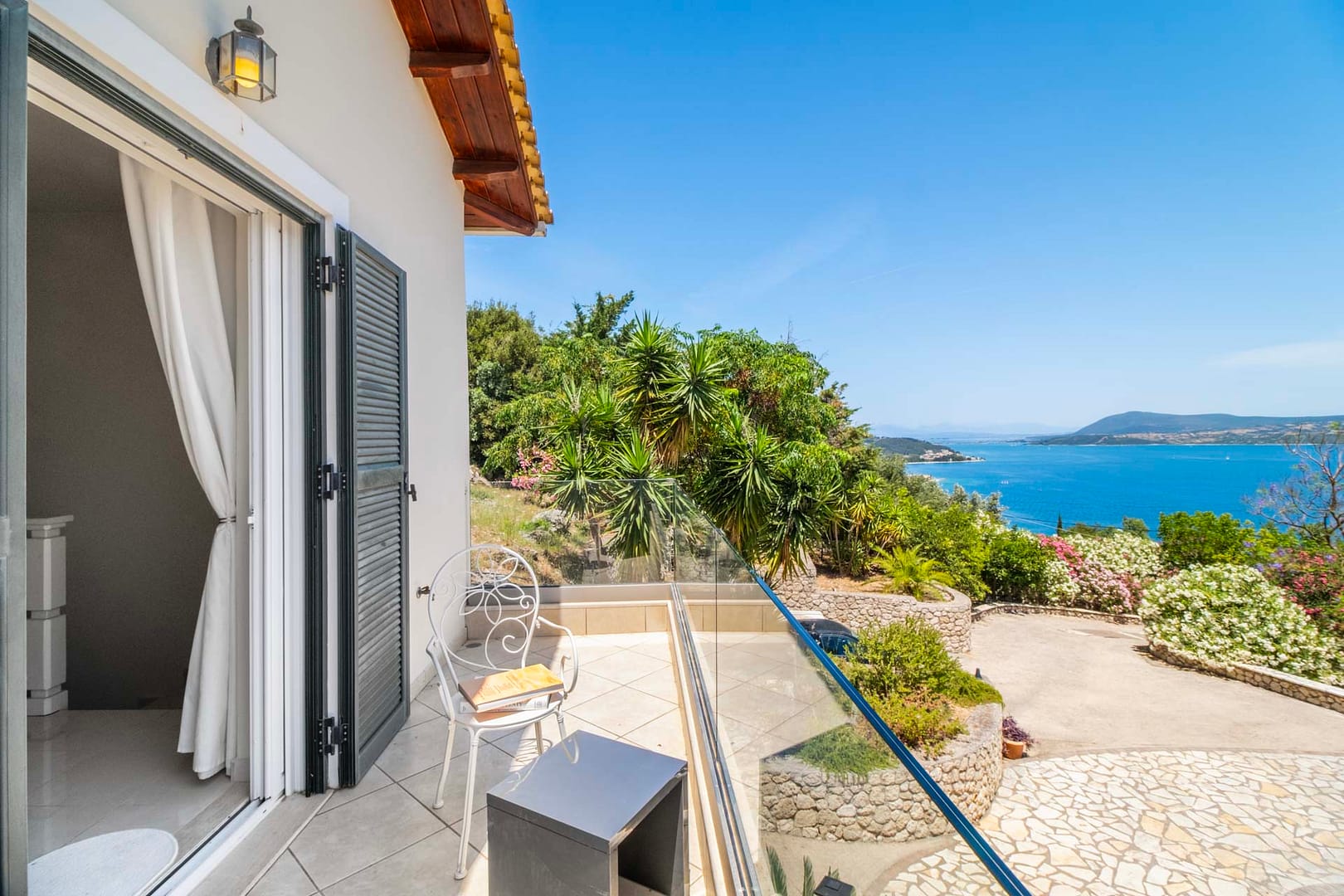 details in the bedroom, the night lamps